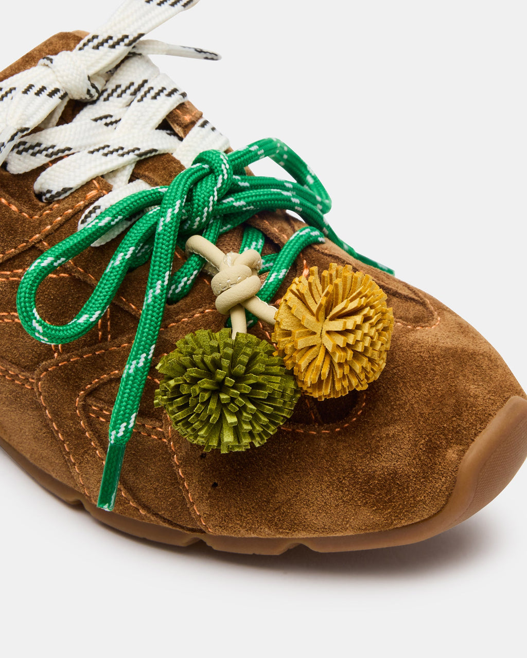 ZAPATILLAS MULE Y DIJE DE ZAPATO CON POMPONES AZIEL VERDE/MULTICOLOR (PAQUETE)