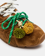 ZAPATILLAS MULE Y DIJE DE ZAPATO CON POMPONES AZIEL VERDE/MULTICOLOR (PAQUETE)