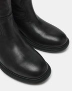 CUIR NOIR ÉGARÉ